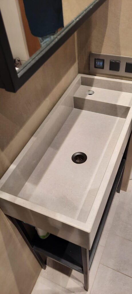 Столешница из кварцевого агломерата и раковина в ванную комнату изготовлено в правила камня