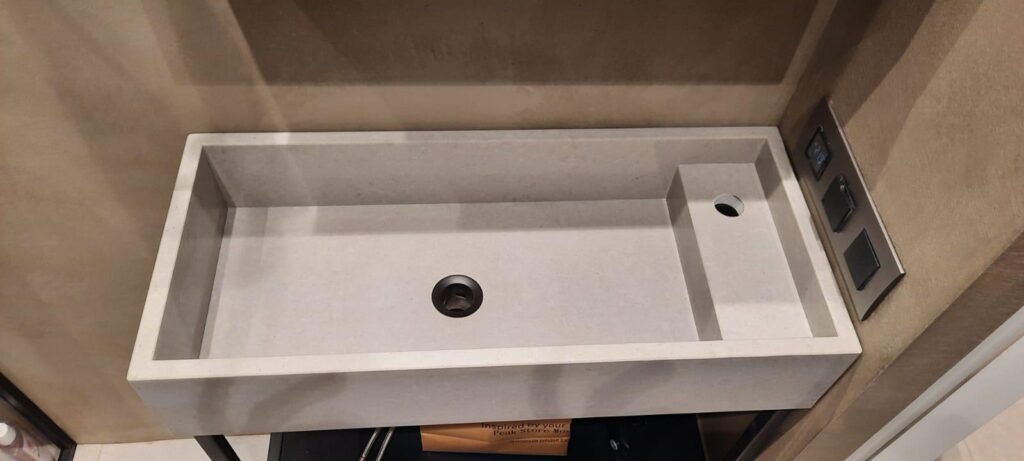 Столешница из кварцевого агломерата и раковина в ванную комнату изготовлено в правила камня