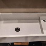 Столешница из кварцевого агломерата и раковина в ванную комнату изготовлено в правила камня