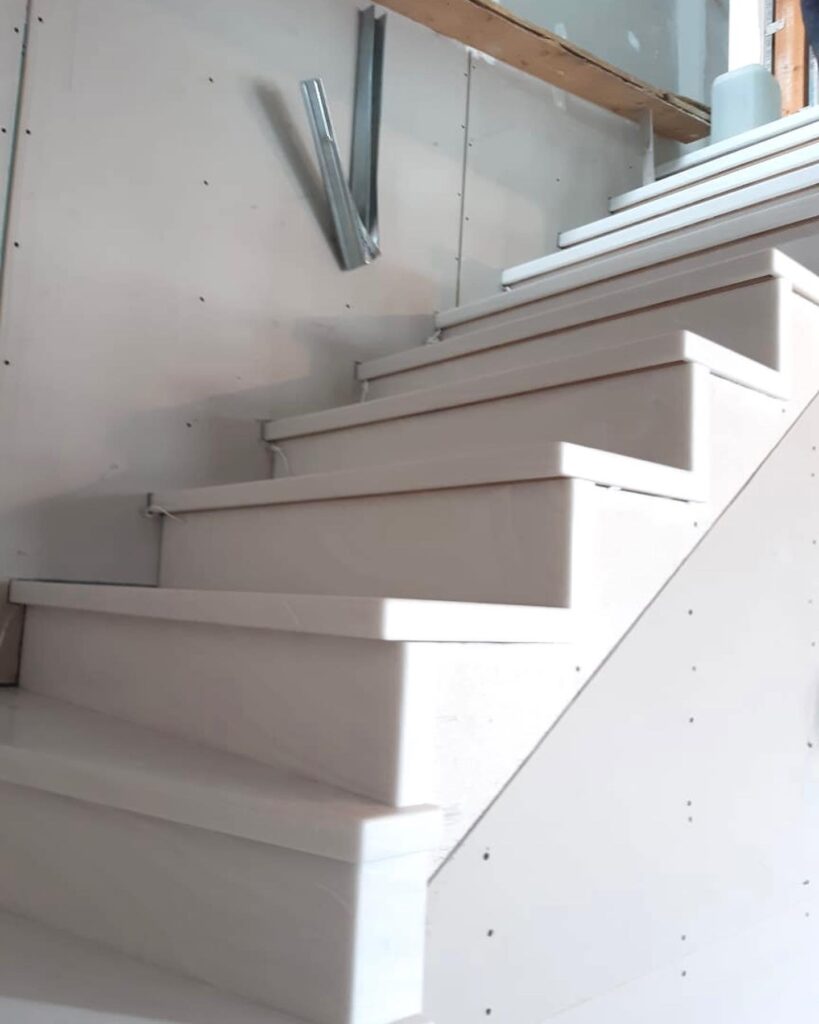 Ступени и подступенки (16-шт) из искусственного акрилового камня изготовлено в правила камня