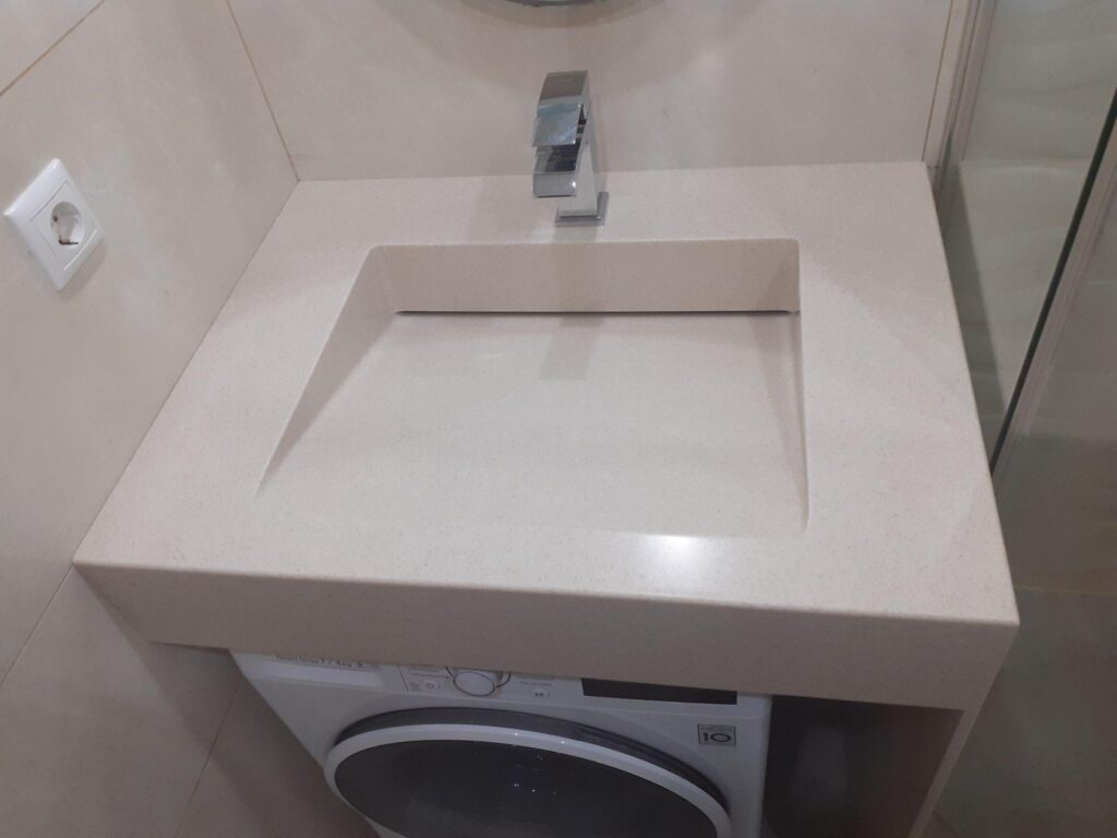 Столешница из искусственного камня с раковиной для ванной комнаты изготовлено в правила камня