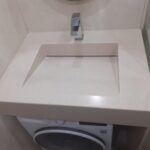 Столешница из искусственного камня с раковиной для ванной комнаты изготовлено в правила камня