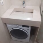 Столешница из искусственного камня с раковиной для ванной комнаты изготовлено в правила камня