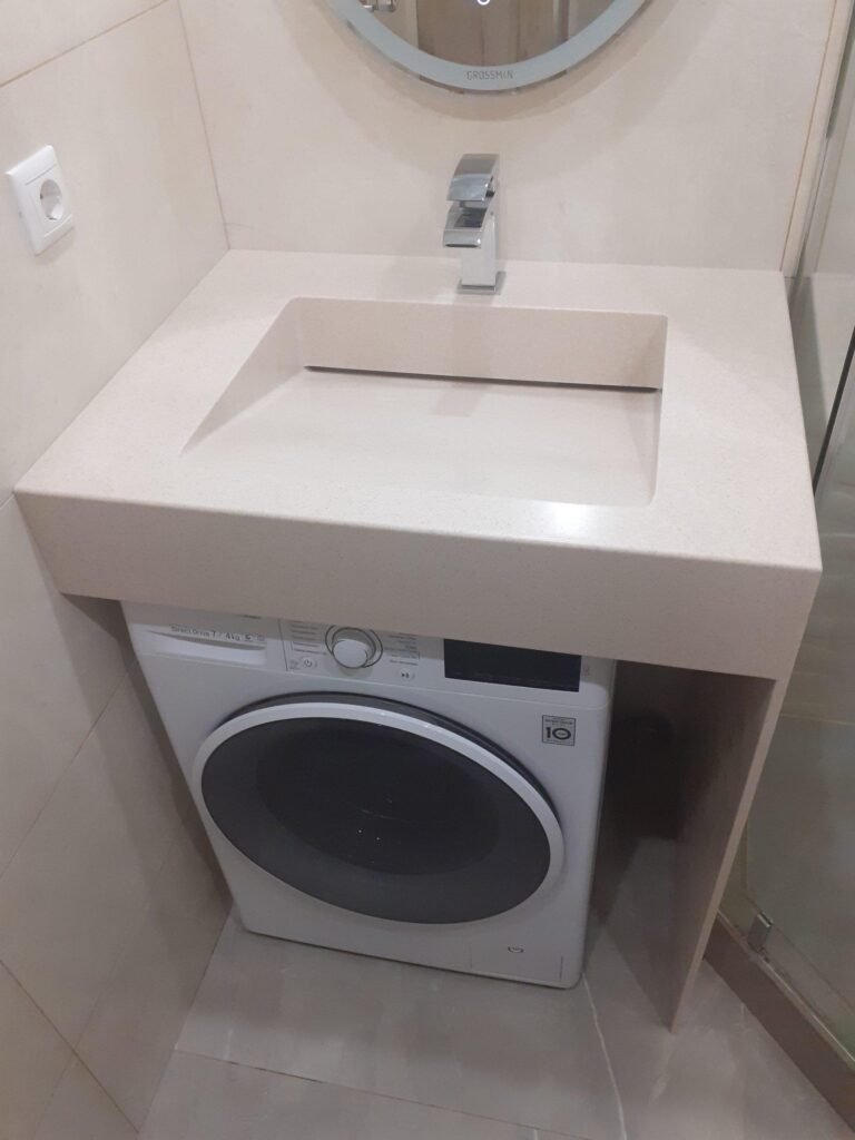 Столешница из искусственного камня с раковиной для ванной комнаты изготовлено в правила камня