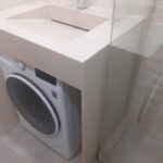 Столешница из искусственного камня с раковиной для ванной комнаты изготовлено в правила камня