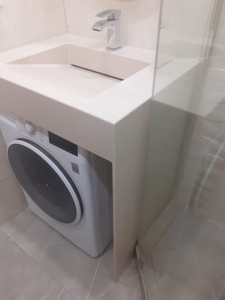 Столешница из искусственного камня с раковиной для ванной комнаты изготовлено в правила камня