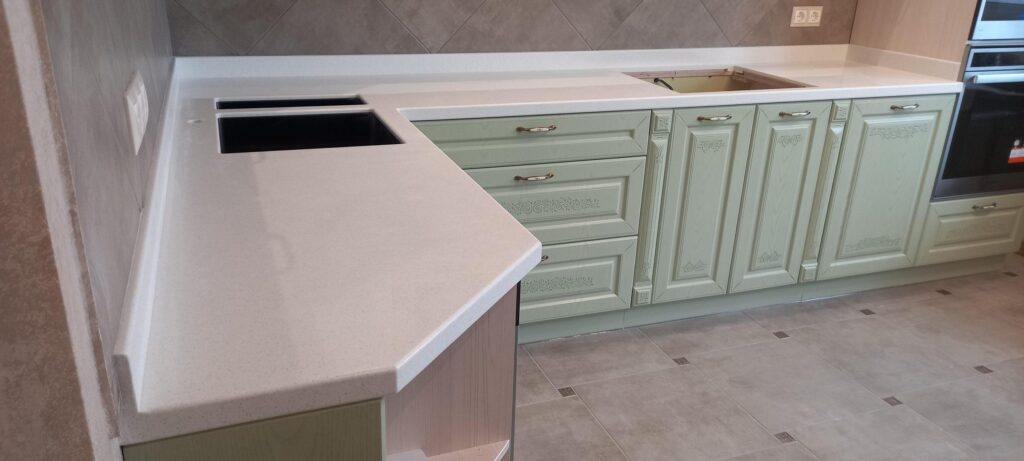 Столешница из искусственного камня для кухни изготовлено в правила камня