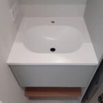 Столешницы из искусственного камня с раковинами для ванной комнаты изготовлено в правила камня