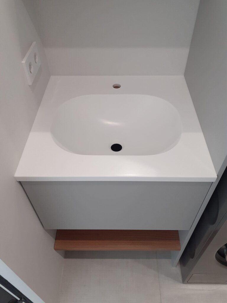 Столешницы из искусственного камня с раковинами для ванной комнаты изготовлено в правила камня