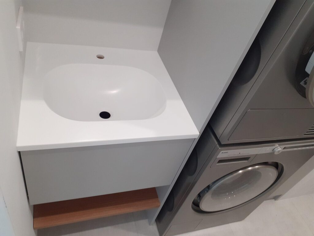 Столешницы из искусственного камня с раковинами для ванной комнаты изготовлено в правила камня