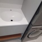 Столешницы из искусственного камня с раковинами для ванной комнаты изготовлено в правила камня