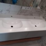Столешницы из искусственного камня с раковинами для ванной комнаты изготовлено в правила камня