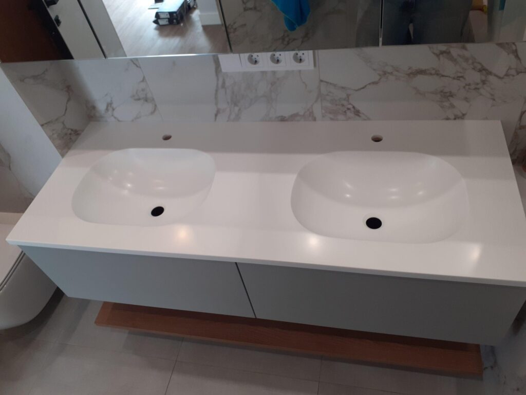 Столешницы из искусственного камня с раковинами для ванной комнаты изготовлено в правила камня