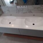 Столешницы из искусственного камня с раковинами для ванной комнаты изготовлено в правила камня