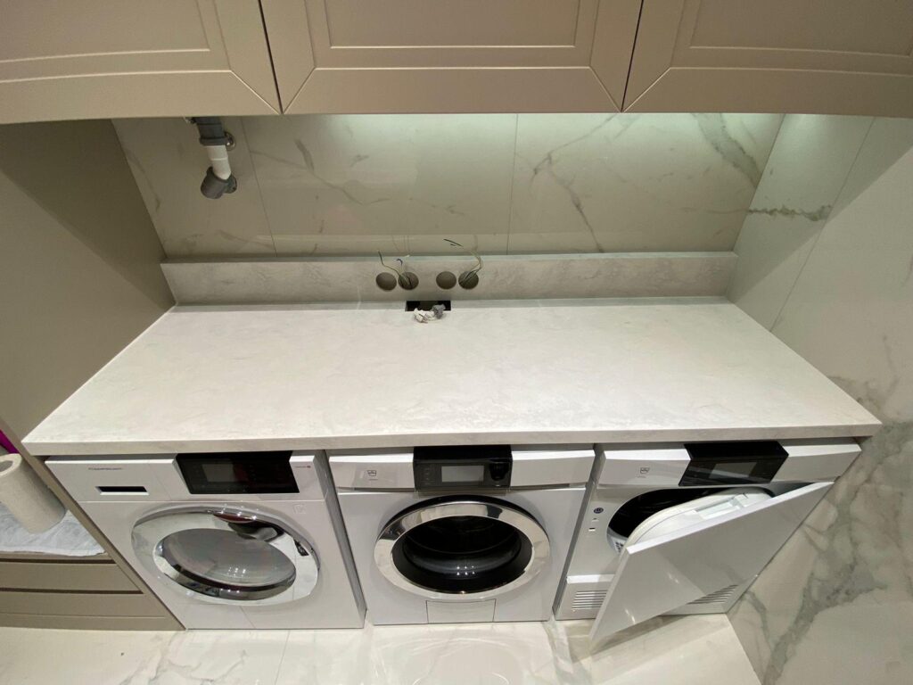 Столешницы из искусственного камня в ванную комнату и постирочную изготовлено в правила камня