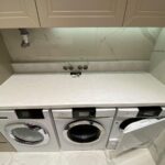 Столешницы из искусственного камня в ванную комнату и постирочную изготовлено в правила камня