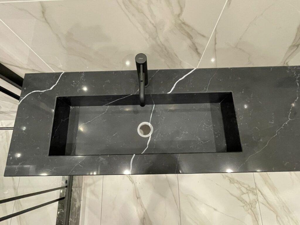 Столешница из кварцевого агломерата и раковина в ванную комнату изготовлено в правила камня