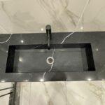 Столешница из кварцевого агломерата и раковина в ванную комнату изготовлено в правила камня