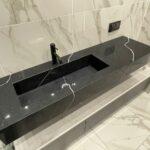 Столешница из кварцевого агломерата и раковина в ванную комнату изготовлено в правила камня