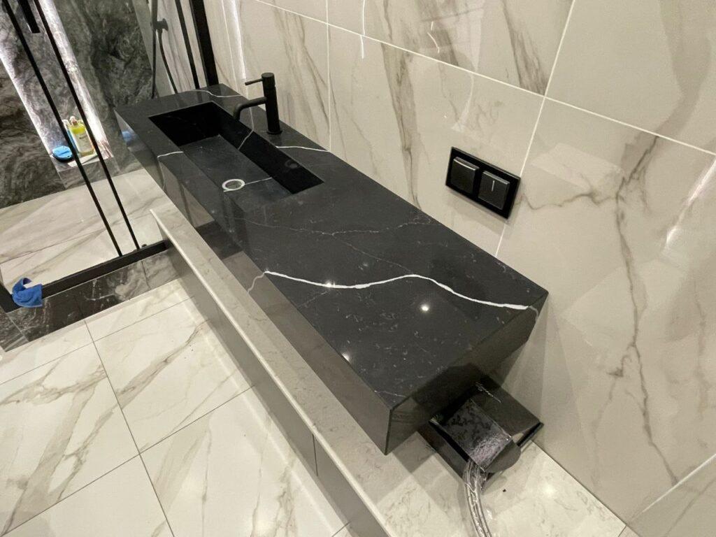 Столешница из кварцевого агломерата и раковина в ванную комнату изготовлено в правила камня