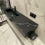 Столешница из кварцевого агломерата и раковина в ванную комнату изготовлено в правила камня