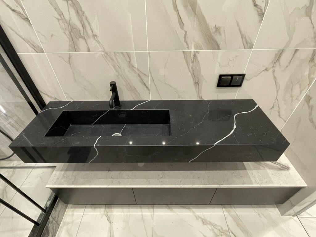 Столешница из кварцевого агломерата и раковина в ванную комнату изготовлено в правила камня