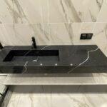 Столешница из кварцевого агломерата и раковина в ванную комнату изготовлено в правила камня