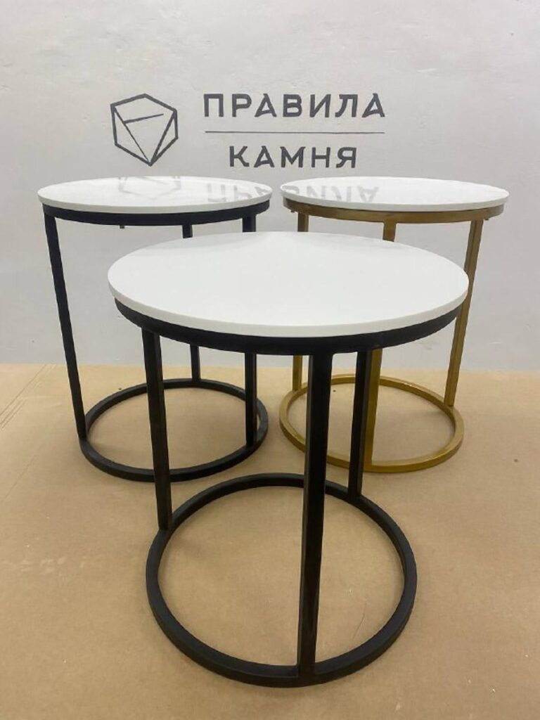 Журнальный столик со столешницей из искусственного камня изготовлено в правила камня
