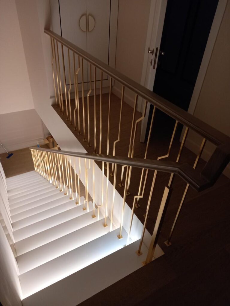 Лестница (19 ступеней) из искусственного акрилового камня изготовлено в правила камня