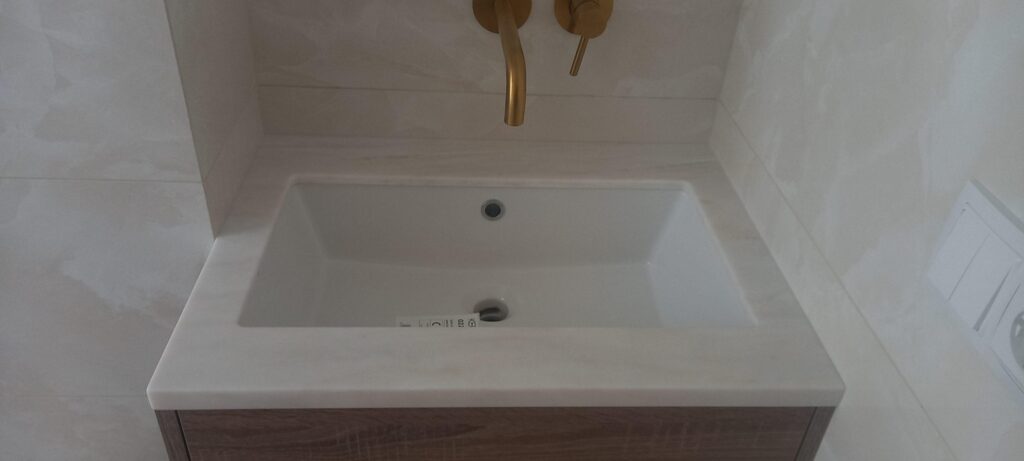 Столешница из искусственного камня для ванной комнаты изготовлено в правила камня