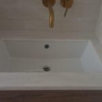 Столешница из искусственного камня для ванной комнаты изготовлено в правила камня