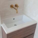 Столешница из искусственного камня для ванной комнаты изготовлено в правила камня