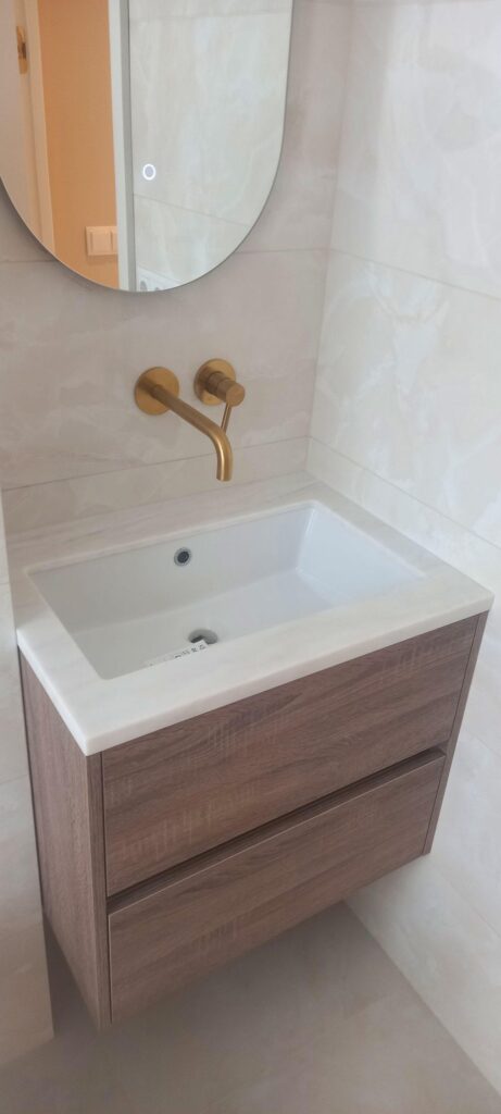 Столешница из искусственного камня для ванной комнаты изготовлено в правила камня