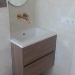 Столешница из искусственного камня для ванной комнаты изготовлено в правила камня