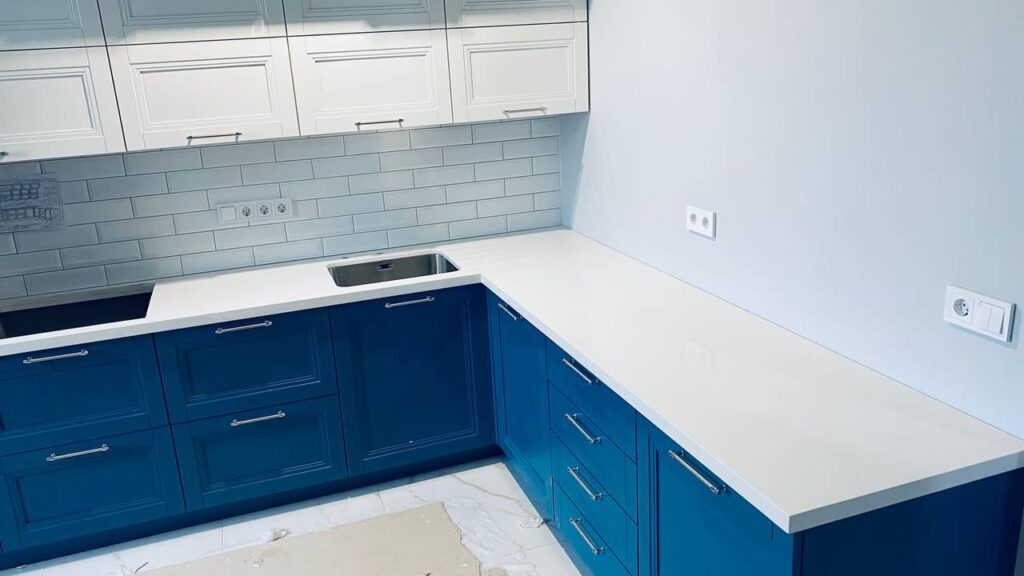 Столешница из кварцевого агломерата для кухни изготовлено в правила камня