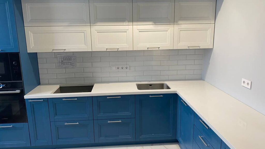 Столешница из кварцевого агломерата для кухни изготовлено в правила камня