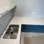 Столешница из кварцевого агломерата для кухни изготовлено в правила камня