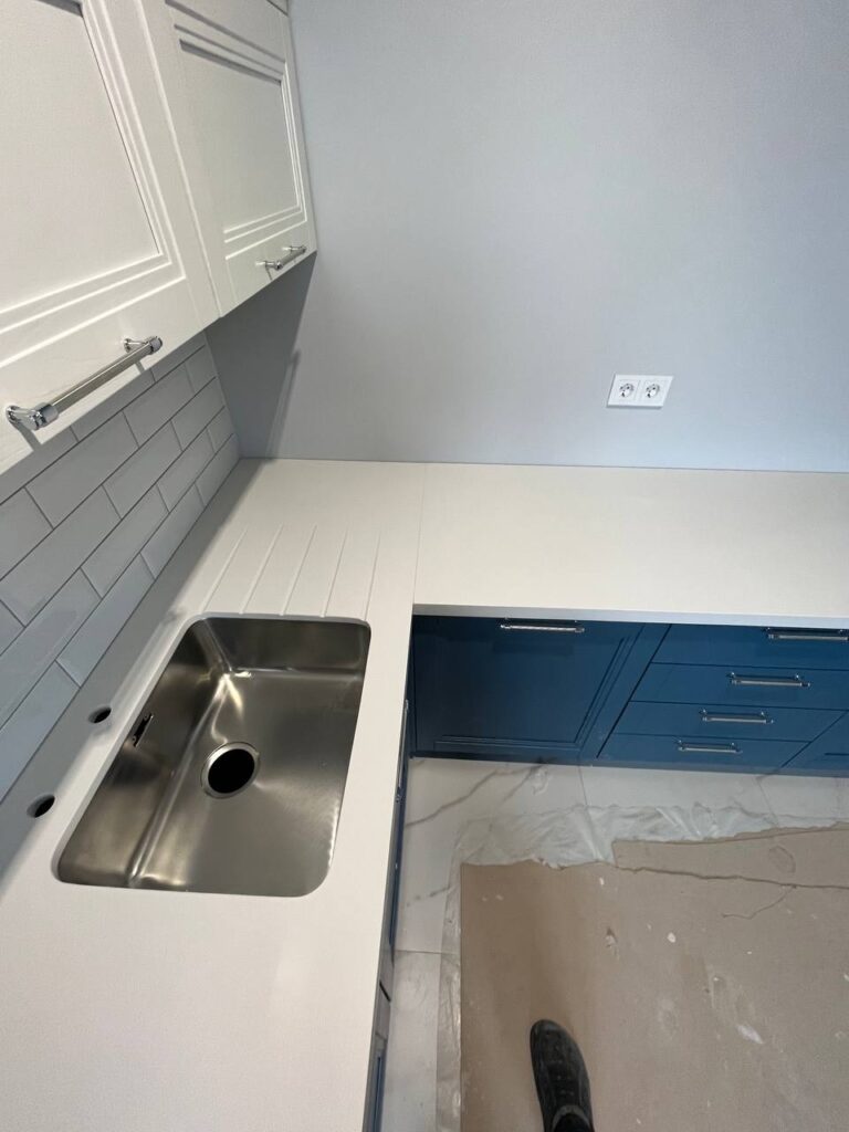 Столешница из кварцевого агломерата для кухни изготовлено в правила камня