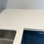 Столешница из кварцевого агломерата для кухни изготовлено в правила камня