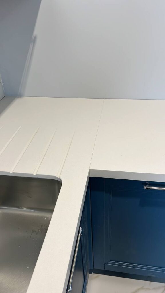 Столешница из кварцевого агломерата для кухни изготовлено в правила камня