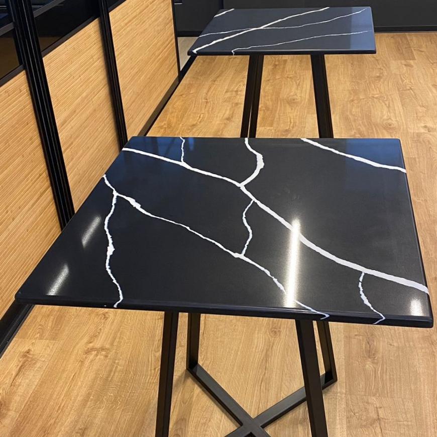 Столешница для стола из кварцевого агломерата изготовлено в правила камня