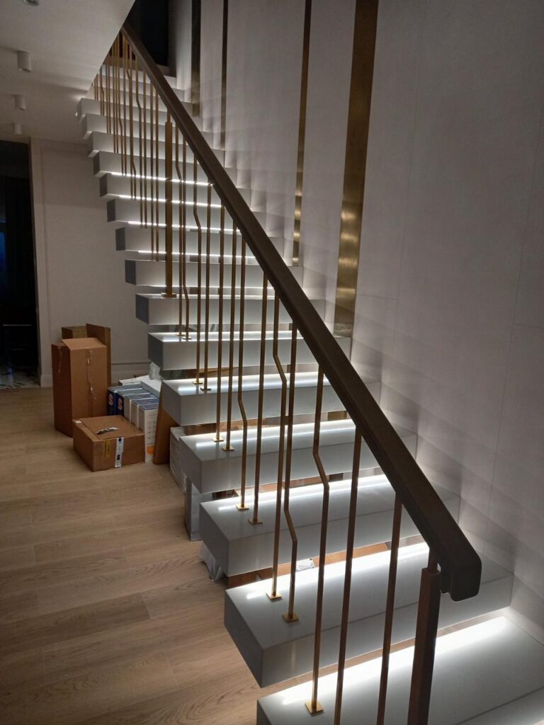 Лестница (19 ступеней) из искусственного акрилового камня изготовлено в правила камня