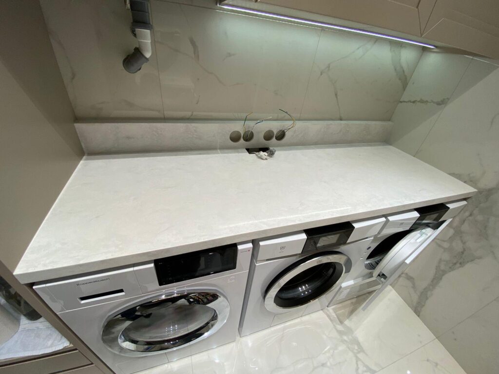 Столешницы из искусственного камня в ванную комнату и постирочную изготовлено в правила камня