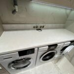 Столешницы из искусственного камня в ванную комнату и постирочную изготовлено в правила камня