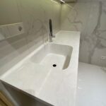 Столешницы из искусственного камня в ванную комнату и постирочную изготовлено в правила камня