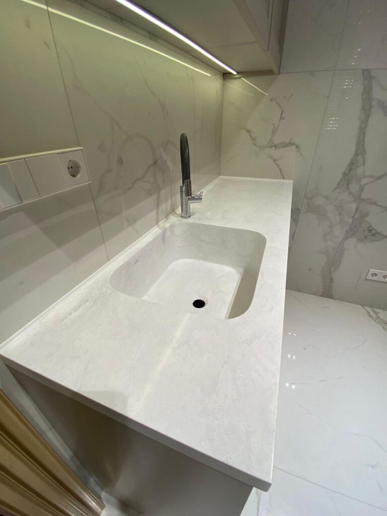 Столешницы из искусственного камня в ванную комнату и постирочную изготовлено в правила камня