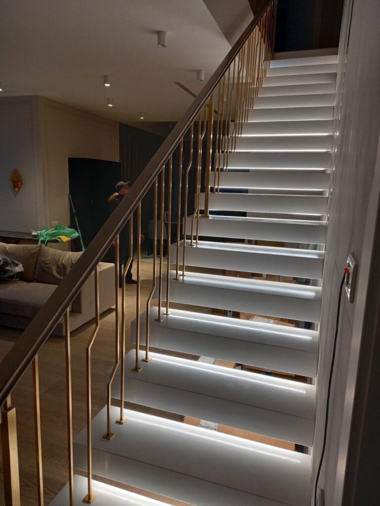 Лестница (19 ступеней) из искусственного акрилового камня изготовлено в правила камня