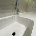 Столешницы из искусственного камня в ванную комнату и постирочную изготовлено в правила камня