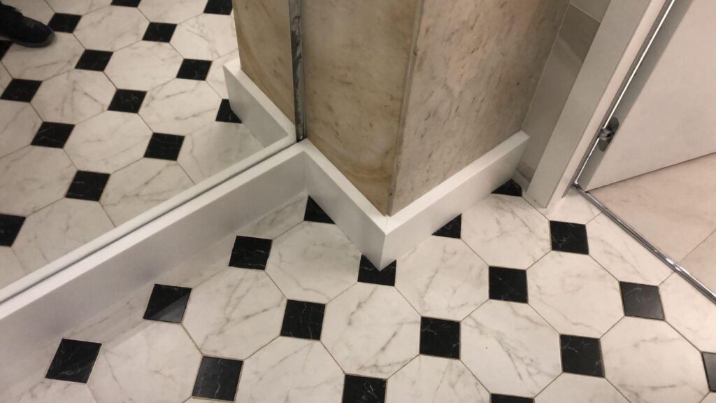 Напольные плинтусы из искусственного камня для салона красоты изготовлено в правила камня