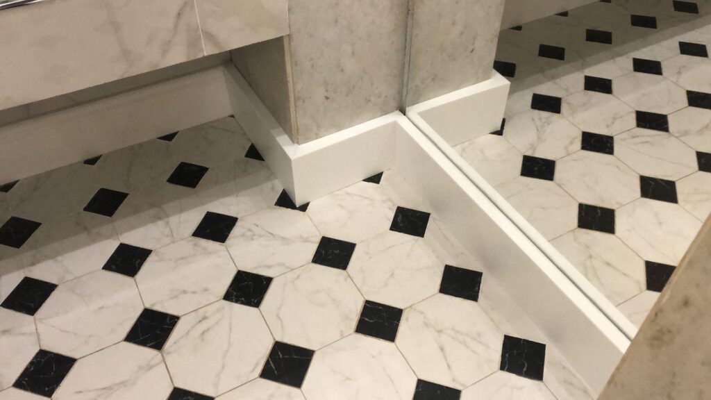 Напольные плинтусы из искусственного камня для салона красоты изготовлено в правила камня